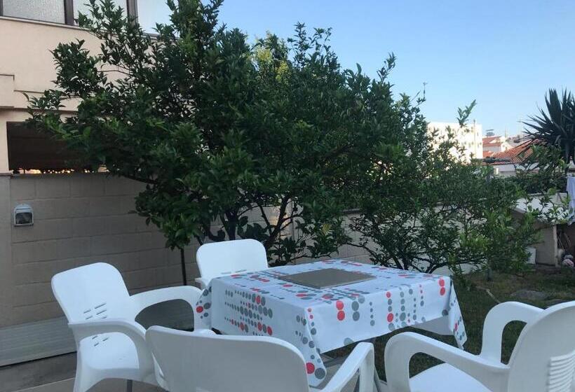 اتاق خانوادگی با چشم‌انداز باغ, Apartments Batalo