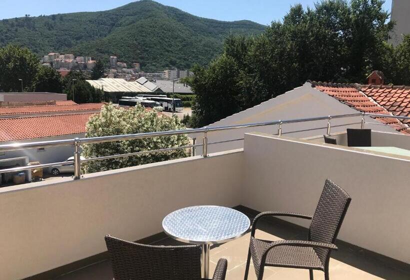 اتاق لوکس با بالکن, Apartments Batalo