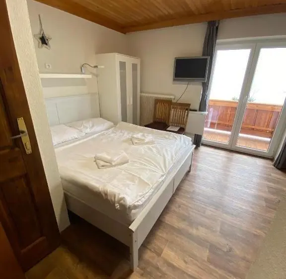 Standard Kolmen Hengen Huone, Pension Tyrol