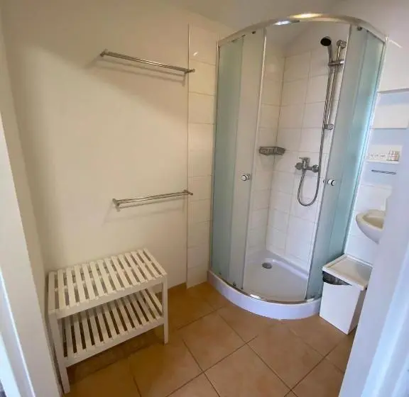 Standard Kolmen Hengen Huone, Pension Tyrol