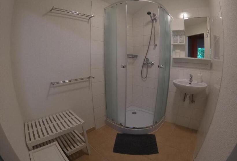 غرفة قياسية ثلاثية, Pension Tyrol