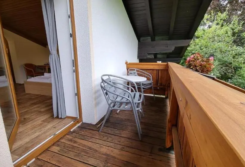 Standard Neljän Hengen Huone, Pension Tyrol