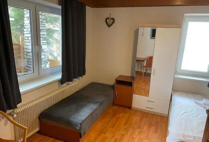 Comfort Kolmen Hengen Huone, Pension Tyrol