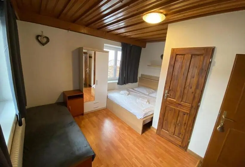 Comfort Kolmen Hengen Huone, Pension Tyrol