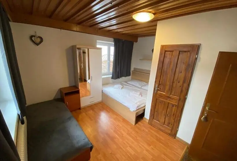 Comfort Kolmen Hengen Huone, Pension Tyrol