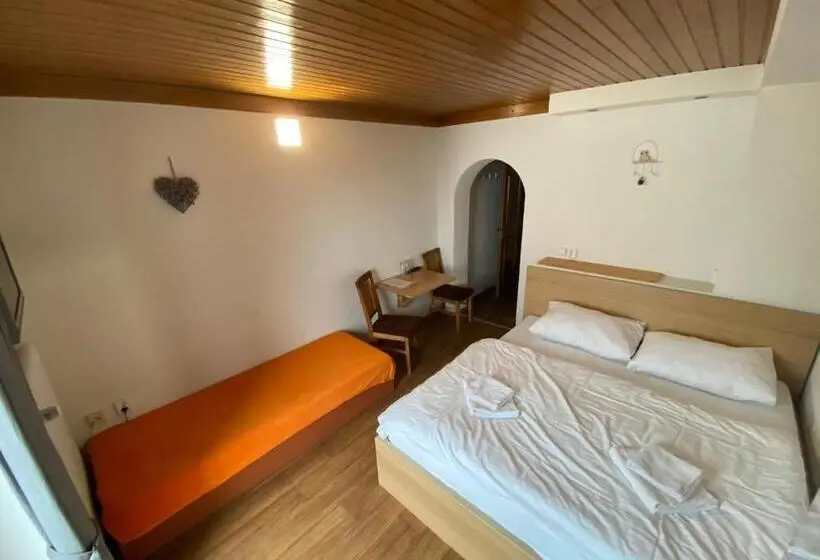 Standard Kolmen Hengen Huone Parveke, Pension Tyrol