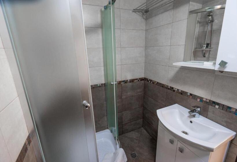 Economy Quadruple Room, Goodaura