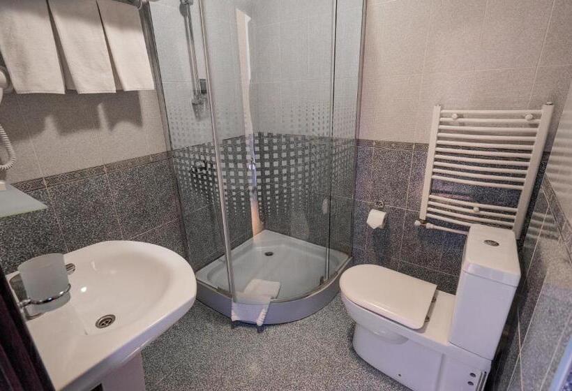 اتاق استاندارد سه نفره, Goodaura