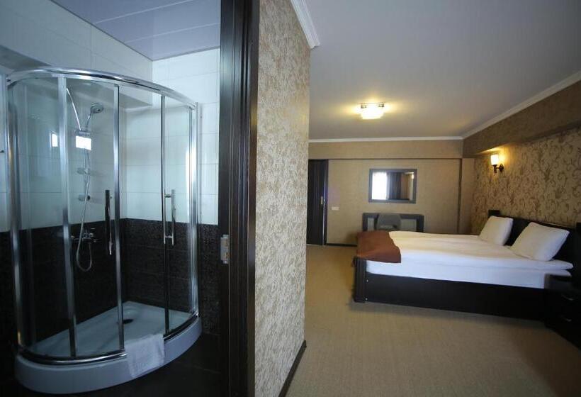 اتاق استاندارد سه نفره, Goodaura