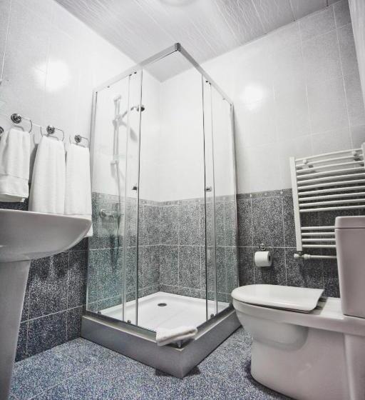 اتاق استاندارد سه نفره, Goodaura