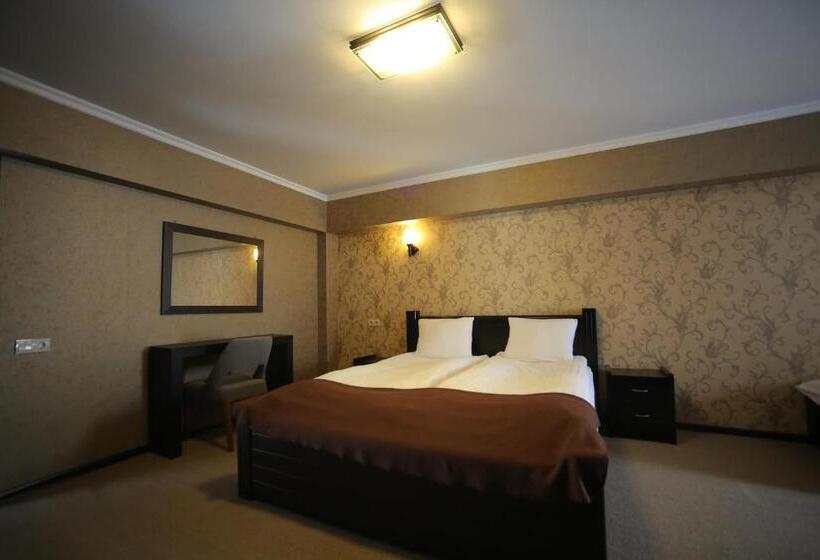 اتاق استاندارد سه نفره, Goodaura