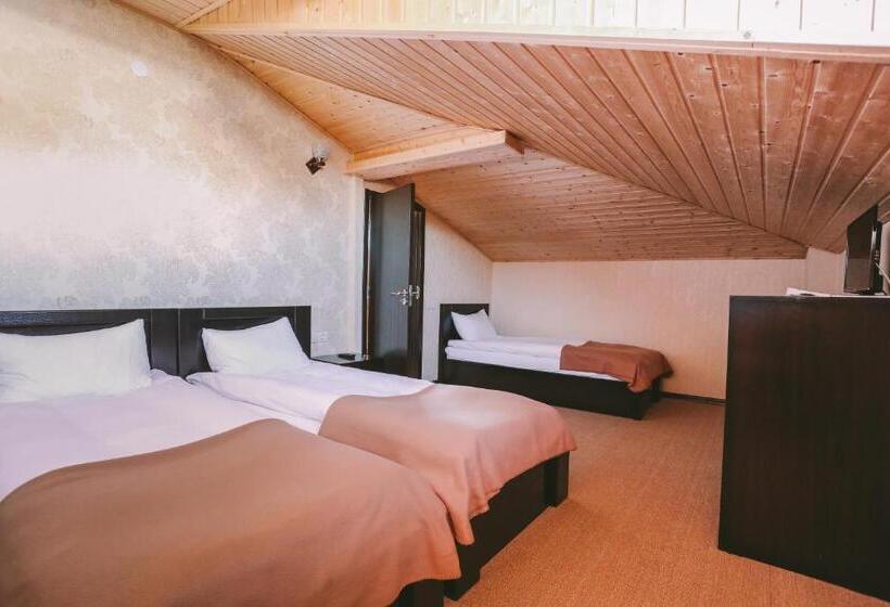 اتاق خانوادگی, Goodaura