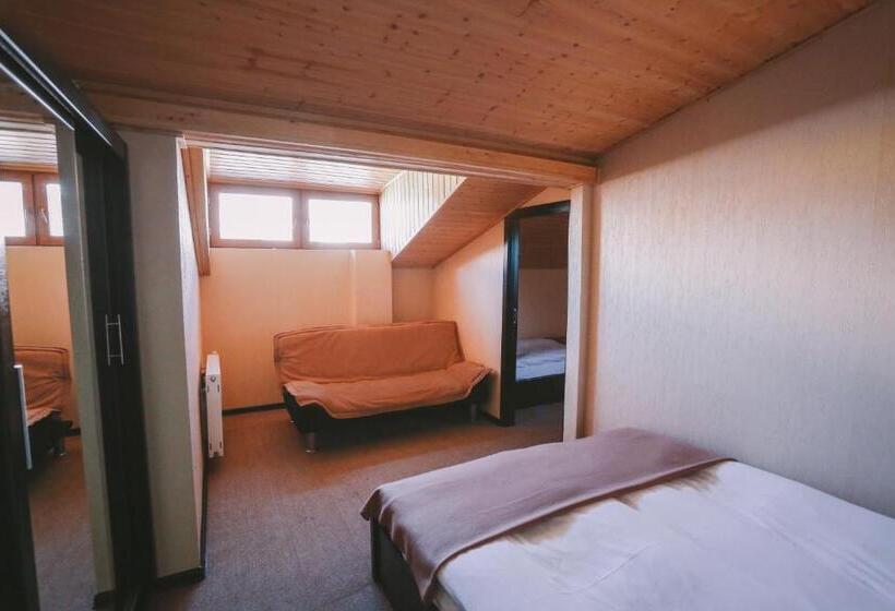 اتاق خانوادگی, Goodaura