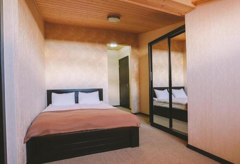 اتاق خانوادگی, Goodaura