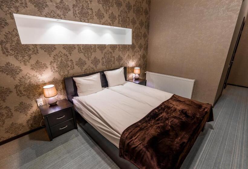 اتاق لوکس با بالکن, Goodaura