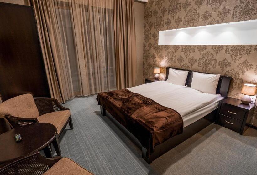 اتاق لوکس با بالکن, Goodaura