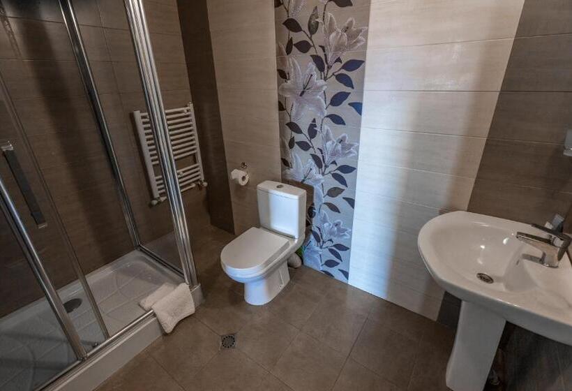 اتاق لوکس با بالکن, Goodaura