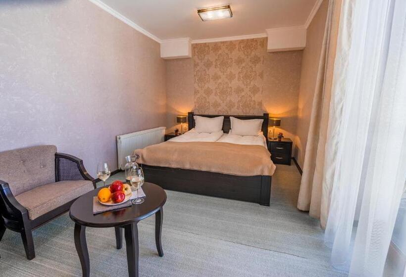 اتاق لوکس با بالکن, Goodaura