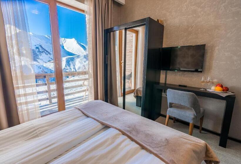 اتاق لوکس با بالکن, Goodaura