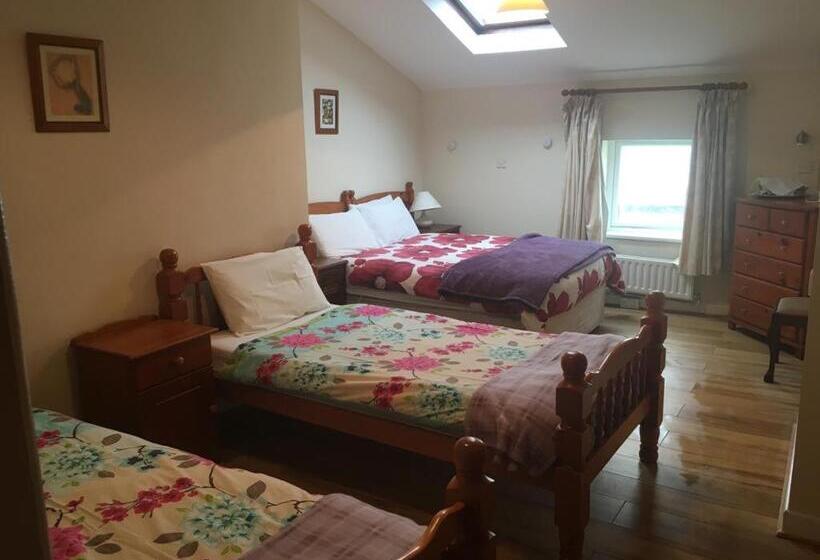 اتاق خانوادگی, Lavelle's Seaside House & Mickey's Bar