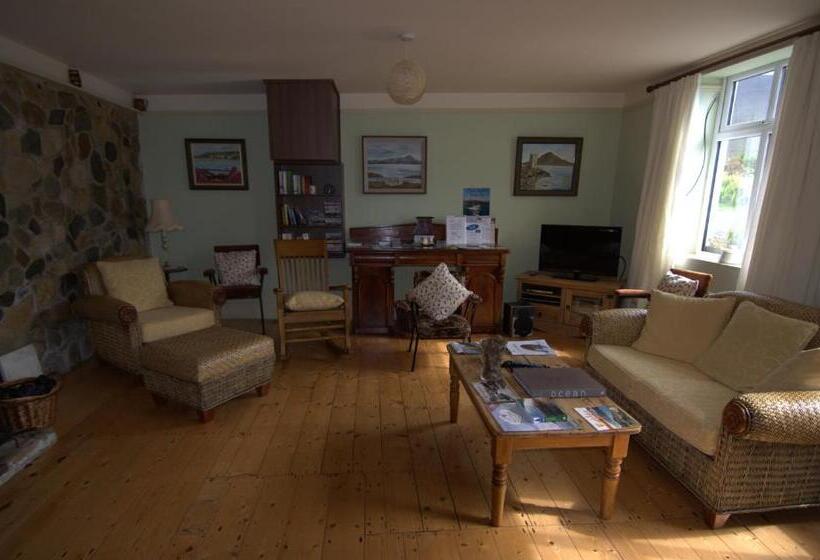 اتاق خانوادگی, Lavelle's Seaside House & Mickey's Bar