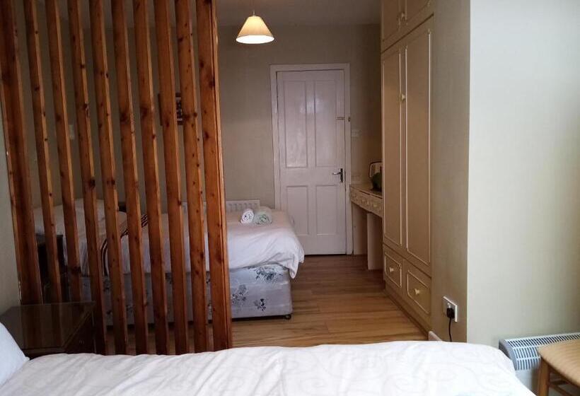 اتاق خانوادگی, Lavelle's Seaside House & Mickey's Bar