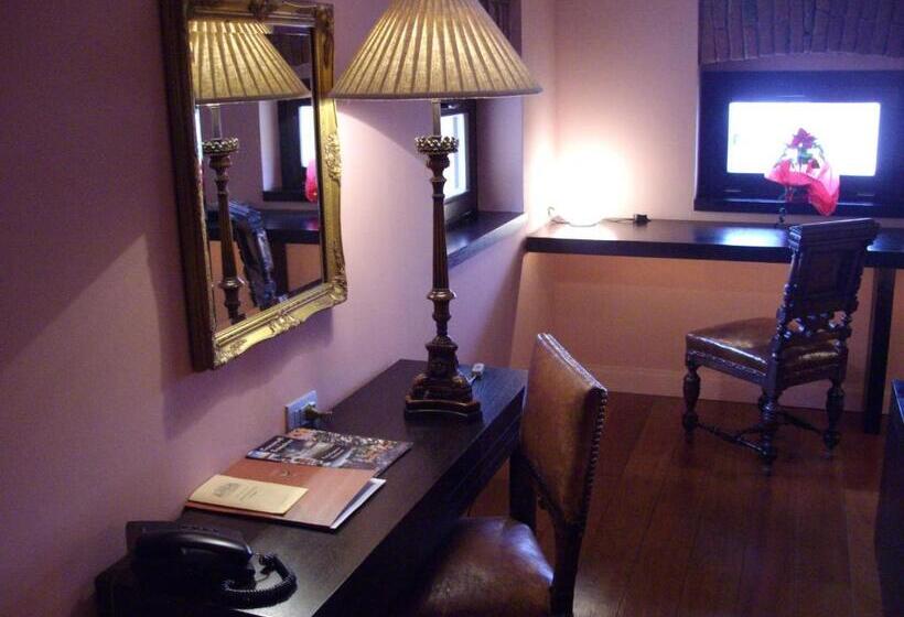 חדר משפחתי, Kokoshkovata Boutique House