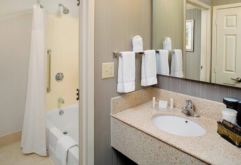 חדר סטנדרט שתי מיטות זוגיות, Courtyard Durham Near Duke University/downtown