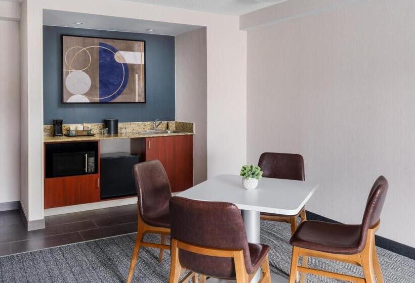 سوئیت اجرایی با تخت کینگ, Courtyard Manchesterboston Regional Airport