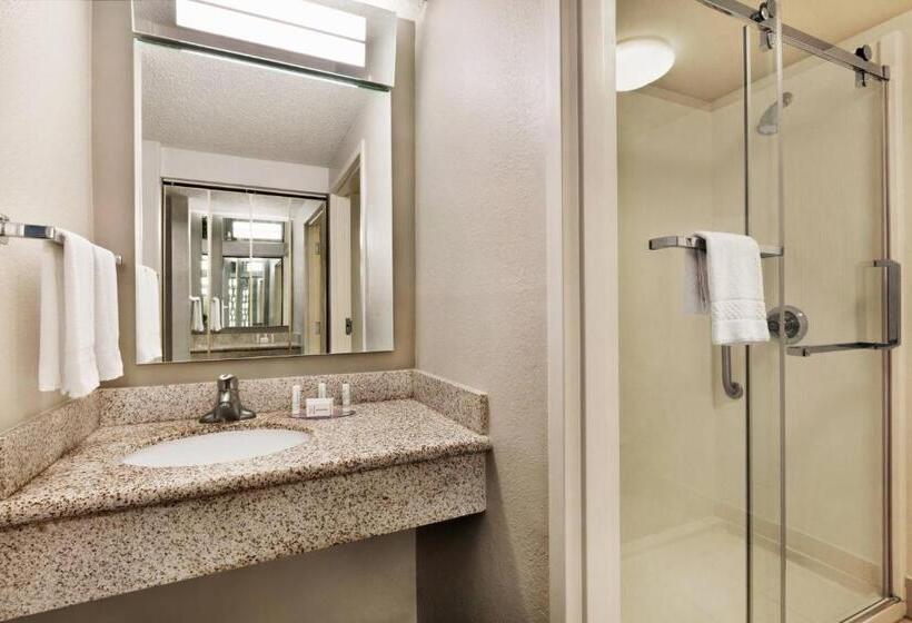 キングサイズベッドのスタンダードルーム, Courtyard By Marriott Tulsa Central