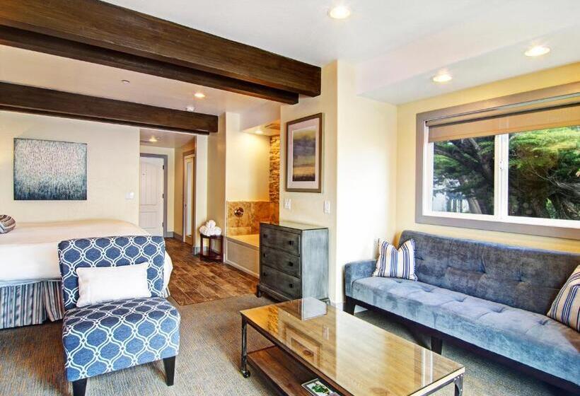 מיטת קינג בסוויטה, Cypress Inn On Miramar Beach