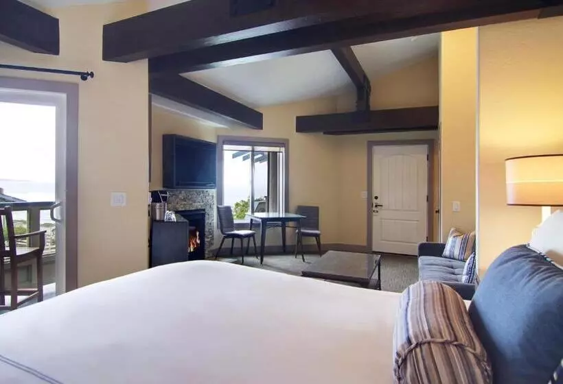 سوئیت با چشم‌انداز, Cypress Inn On Miramar Beach