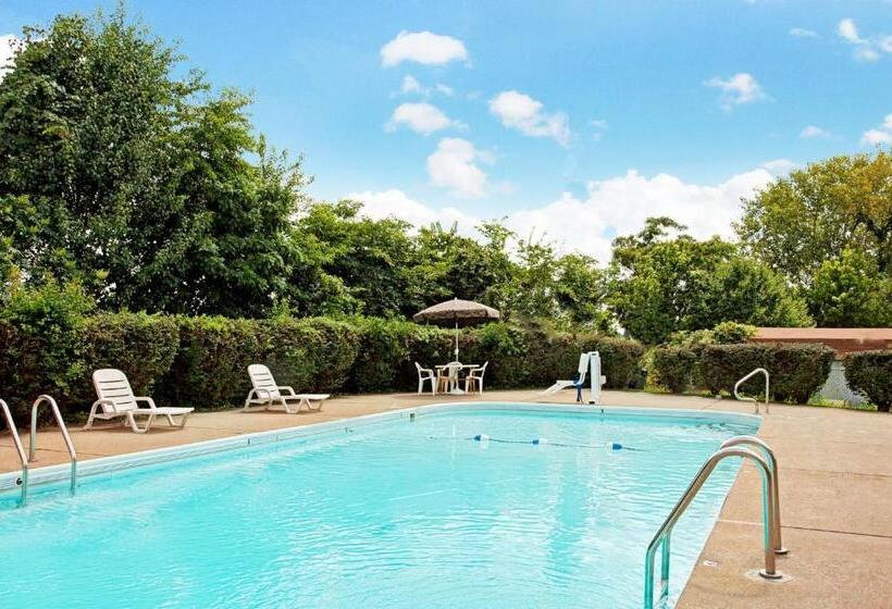 חדר סטנדרט עם מיטת קינג, Days Inn By Wyndham Clarksville Tn