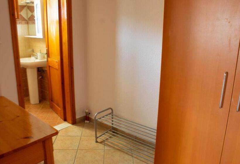 דירת חדר, Alexandra S House