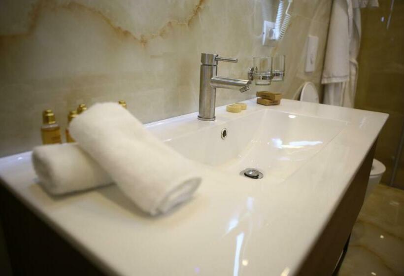 주니어 스위트, Colombo