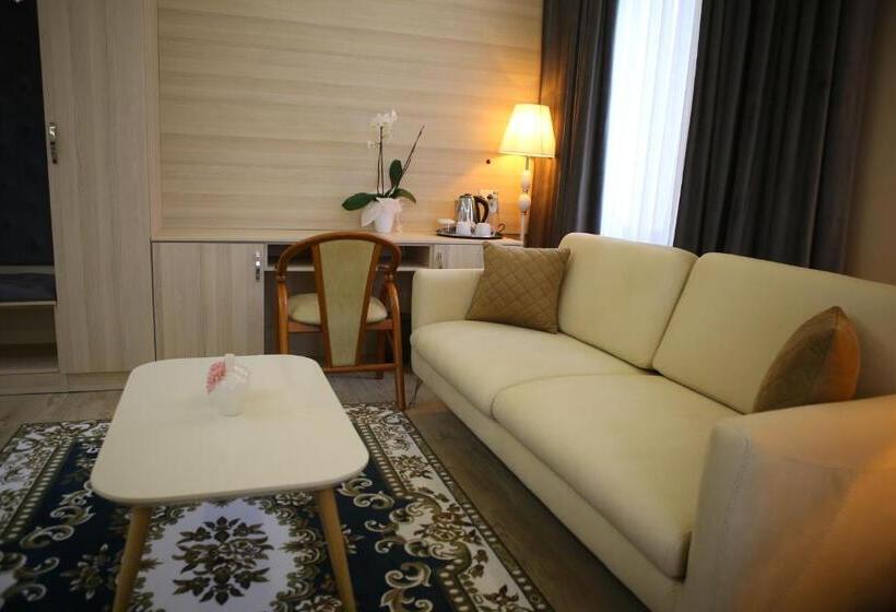 주니어 스위트, Colombo