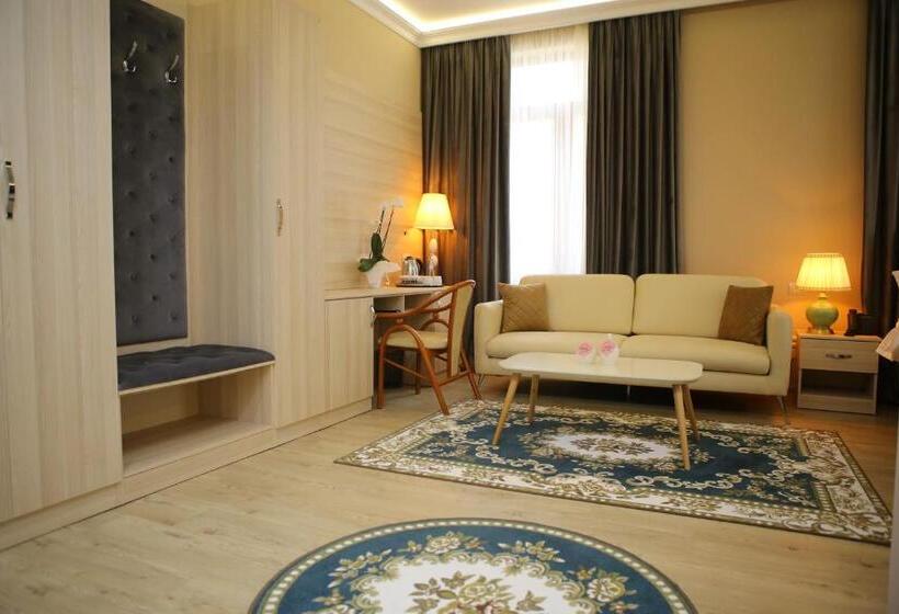 주니어 스위트, Colombo