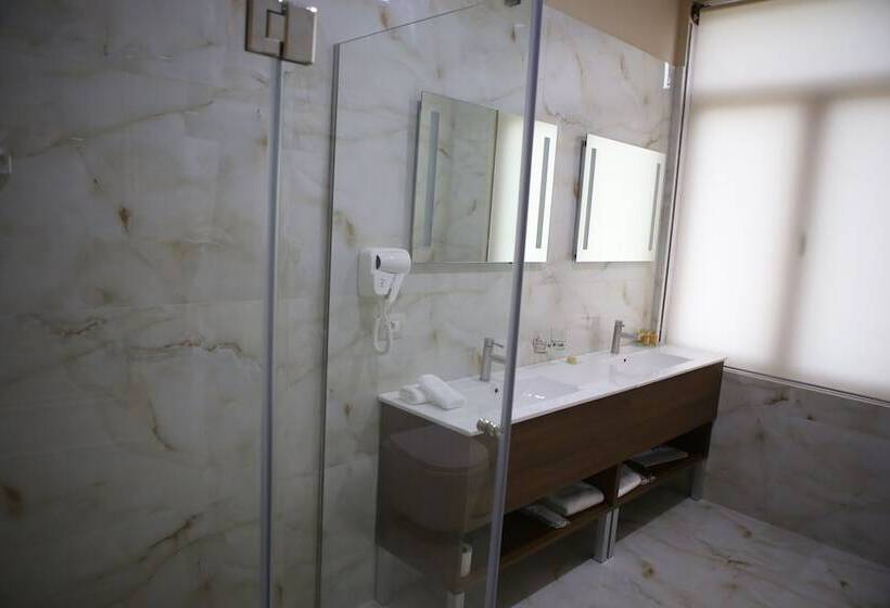 디럭스 트리플 룸, Colombo