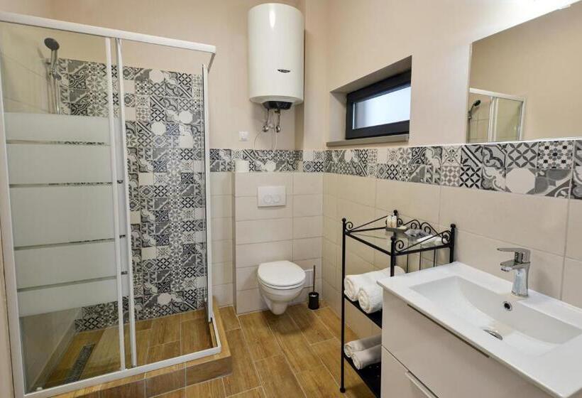 스탠다드 스튜디오, Mandarin Premium Apartments