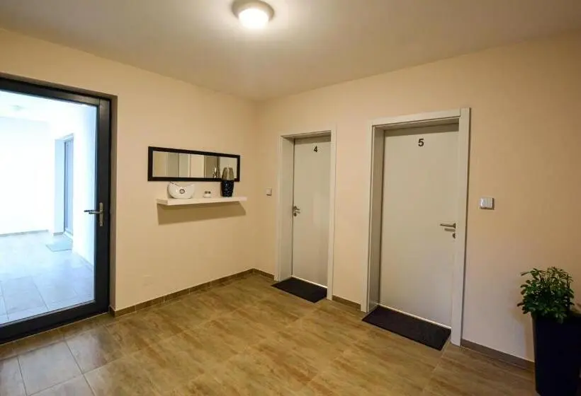 استودیوی سوپریور, Mandarin Premium Apartments