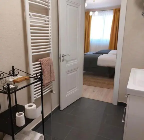 سوئیت جونیور خانوادگی, Mandarin Premium Apartments