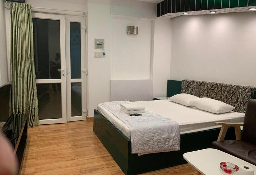 اتاق لوکس, My Friends