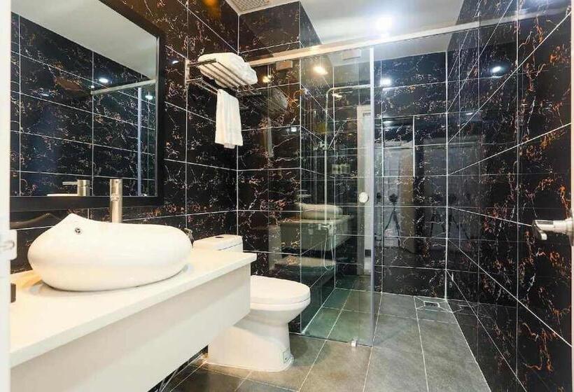 اتاق لوکس, Daisy