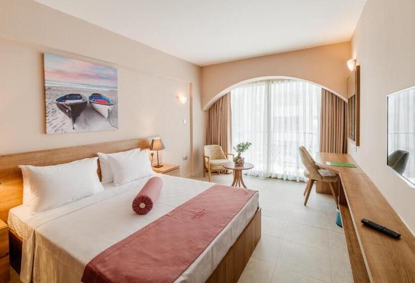 غرفة عائلية, Olivia Palm