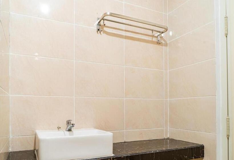 Номер Deluxe, Reddoorz Plus Near Teras Kota 3