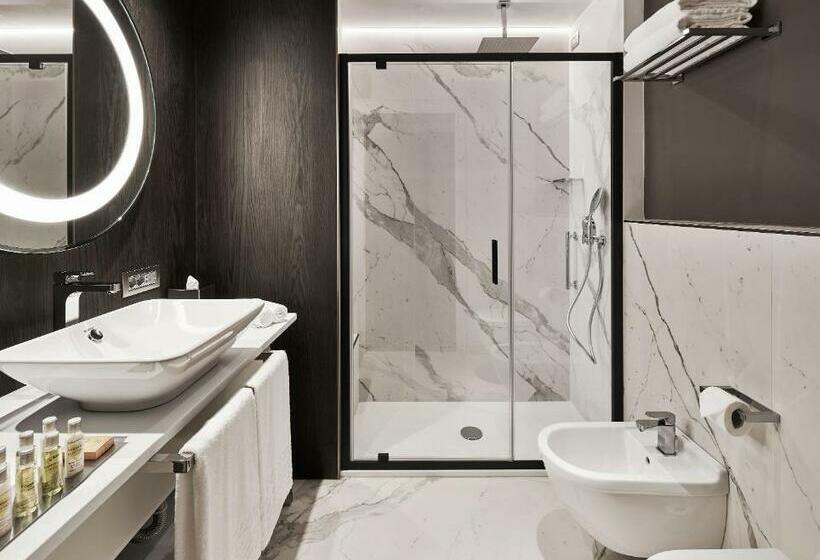 اتاق لوکس با تخت بزرگ, Doubletree By Hilton Trieste