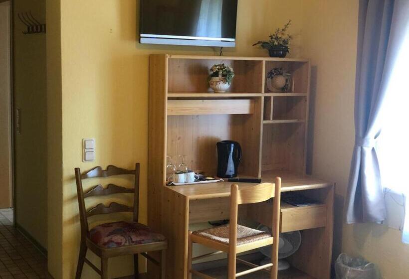 חדר אקונומי, Hostaria Del Castello