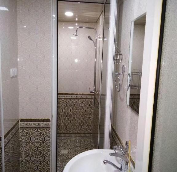 جناح مطلّ علي حمام السباحة, Shahnoza Grand