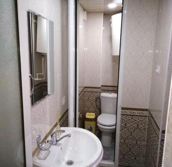 جناح مطلّ علي حمام السباحة, Shahnoza Grand