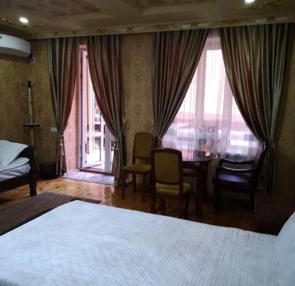 جناح مطلّ علي حمام السباحة, Shahnoza Grand